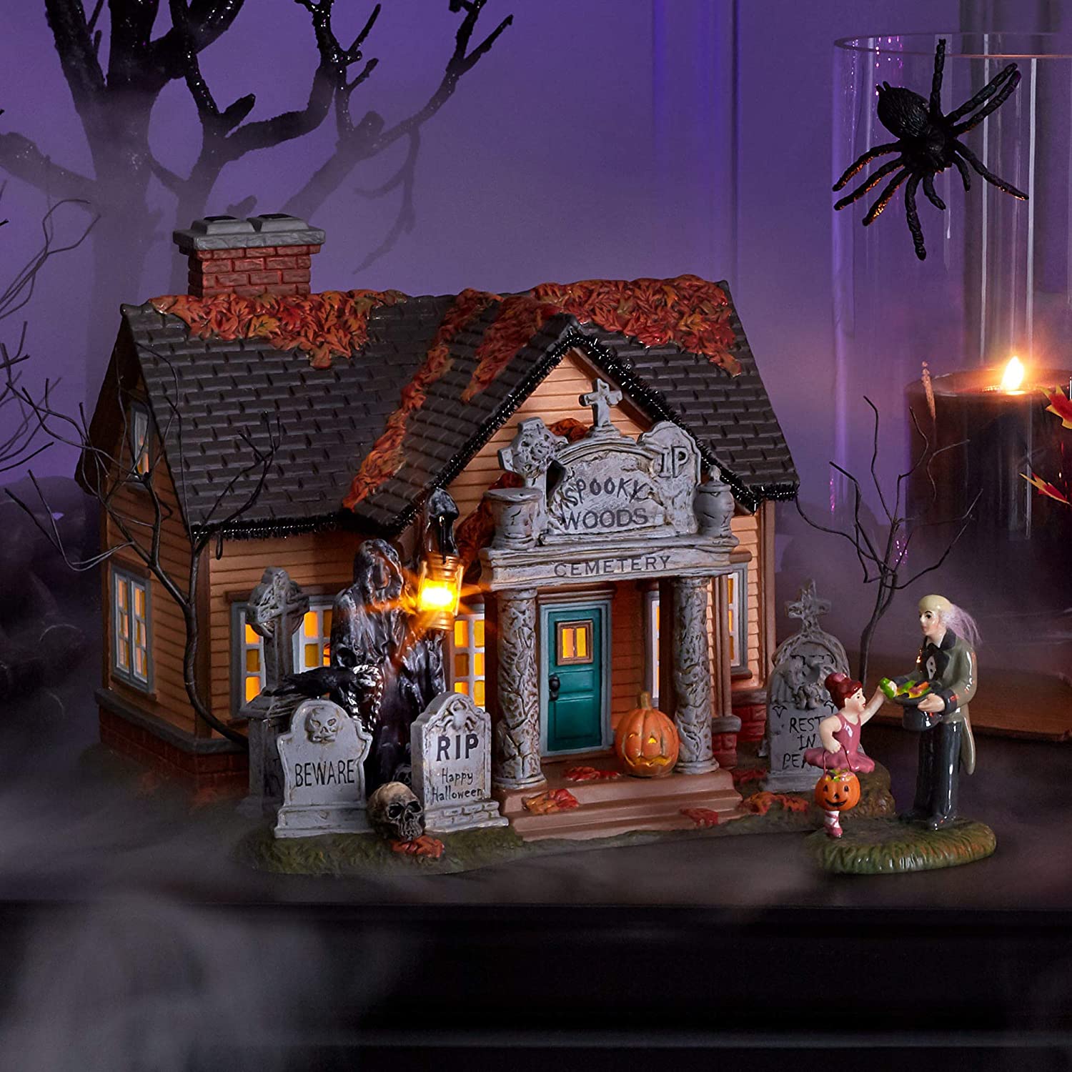 Dipartimento 56 Snow Village Halloween Dolcetti spaventosi per una statuetta dolce, 3,1 in H Dipartimento 56 Snow Village Halloween Dolcetti spaventosi per una statuetta dolce, 3,1 in H